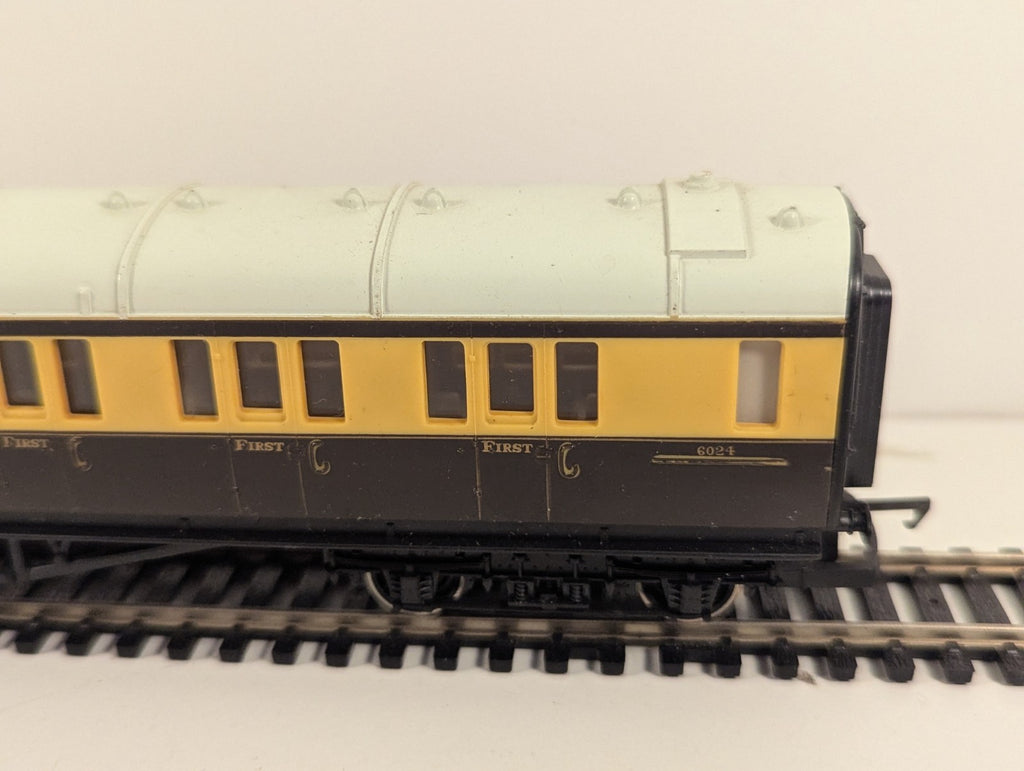 Hornby R456 OO Gauge GWR Composite Coach 6024 – Chocolate & Cream
