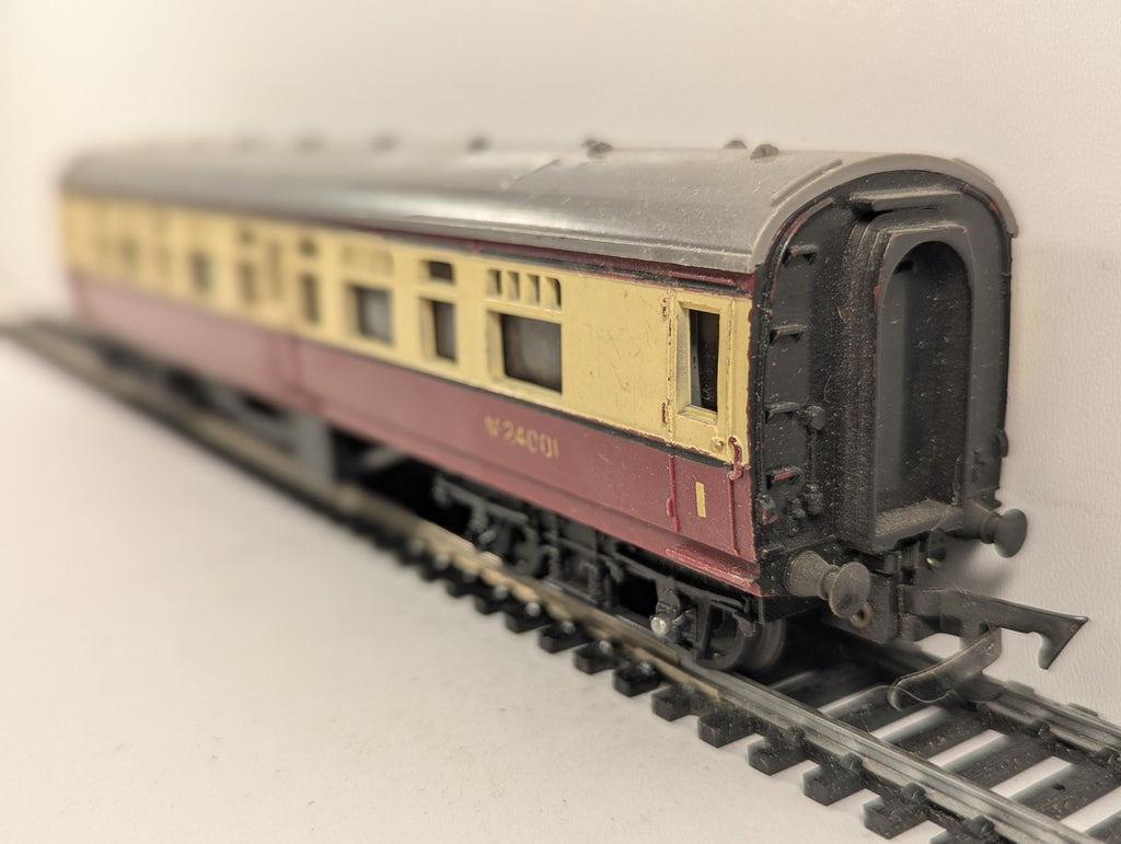 Tri-ang OO Gauge Passenger Coach M24001 BR Carmine and Cream