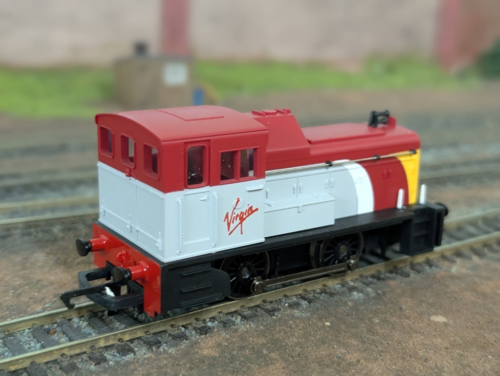 Hornby R2375 OO Gauge Class 06 Diesel Shunter in Virgin Trains Livery - Boxed