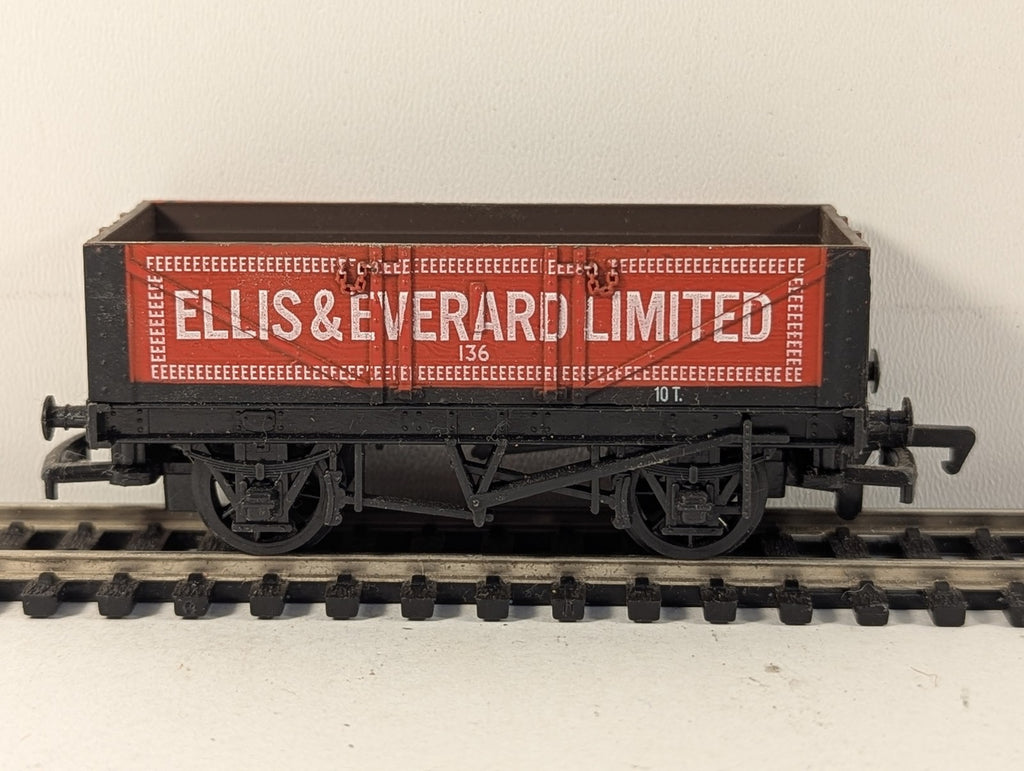 Mainline OO Gauge 7 Plank Wagon Ellis & Everard Goods Wagon 136