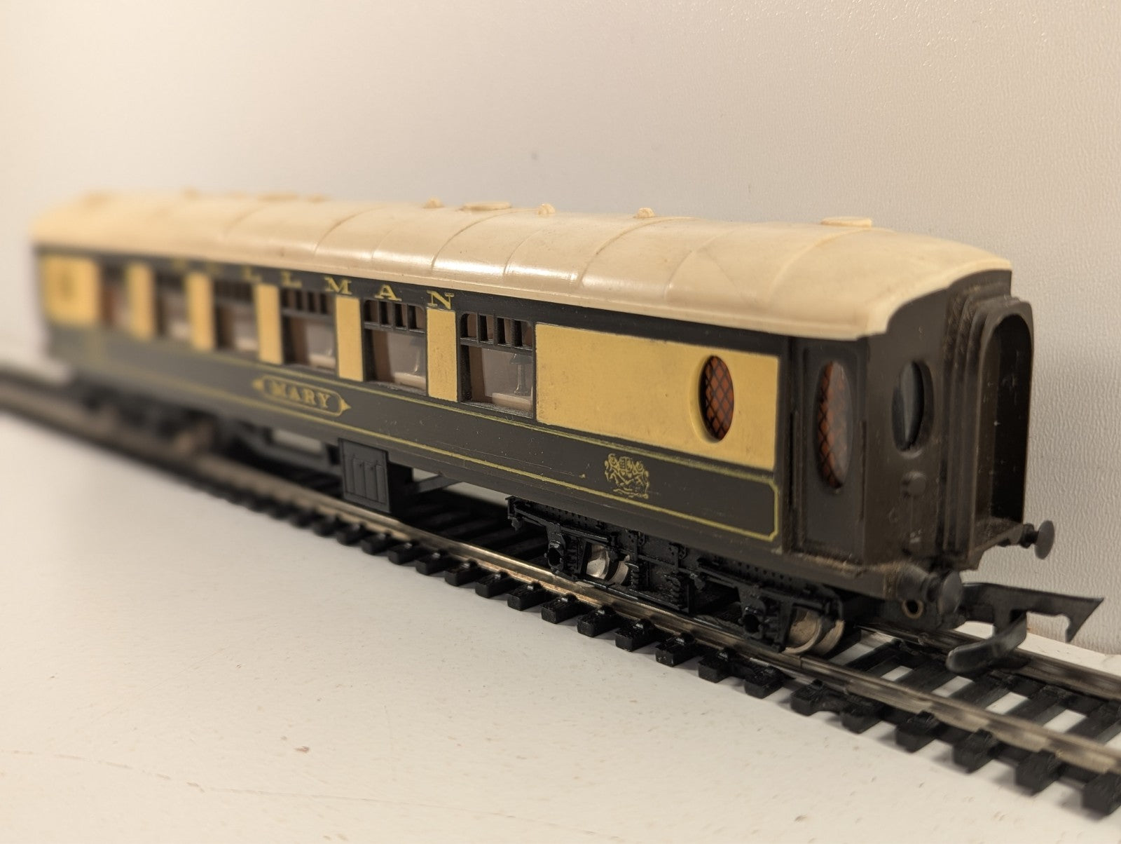 Tri-ang Railways R228 OO Gauge Pullman Coach "Mary"