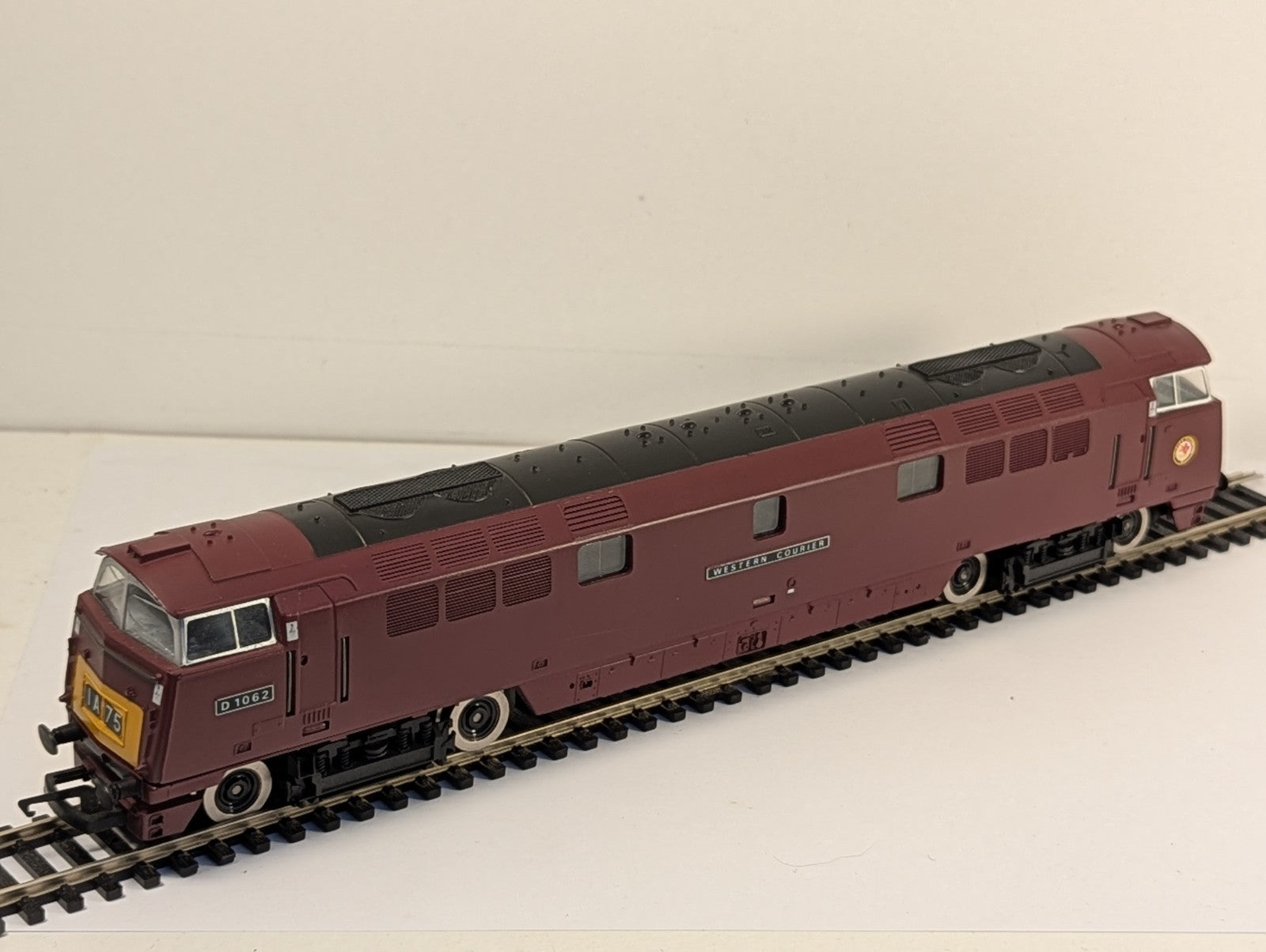 Hornby R352 OO Gauge Class 52 D1062 Western Courier BR Maroon