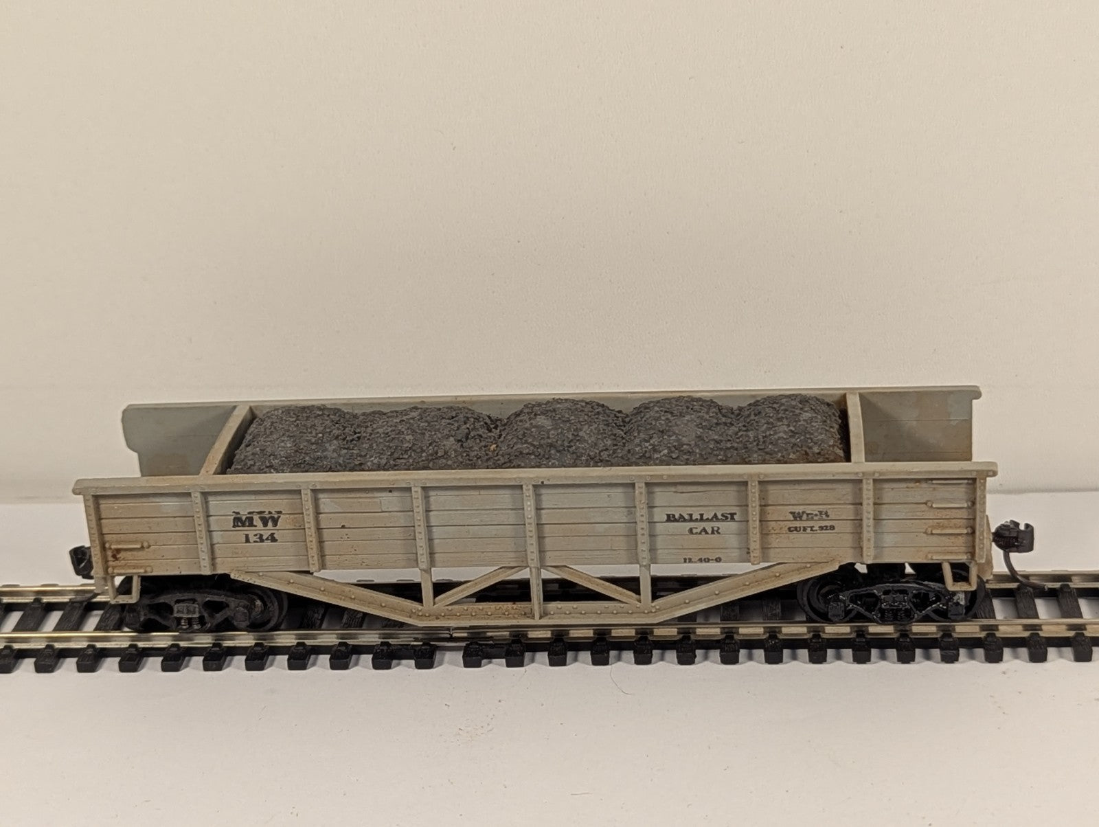 Tru-Scale HO Scale NW 134 Ballast Car with Load Ready-Bilt Equipment