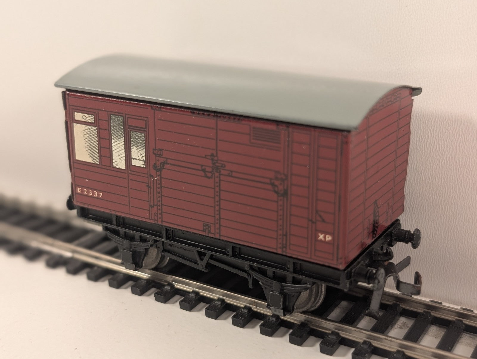 Hornby Dublo E2337 Tinplate Horse Box Wagon in Maroon