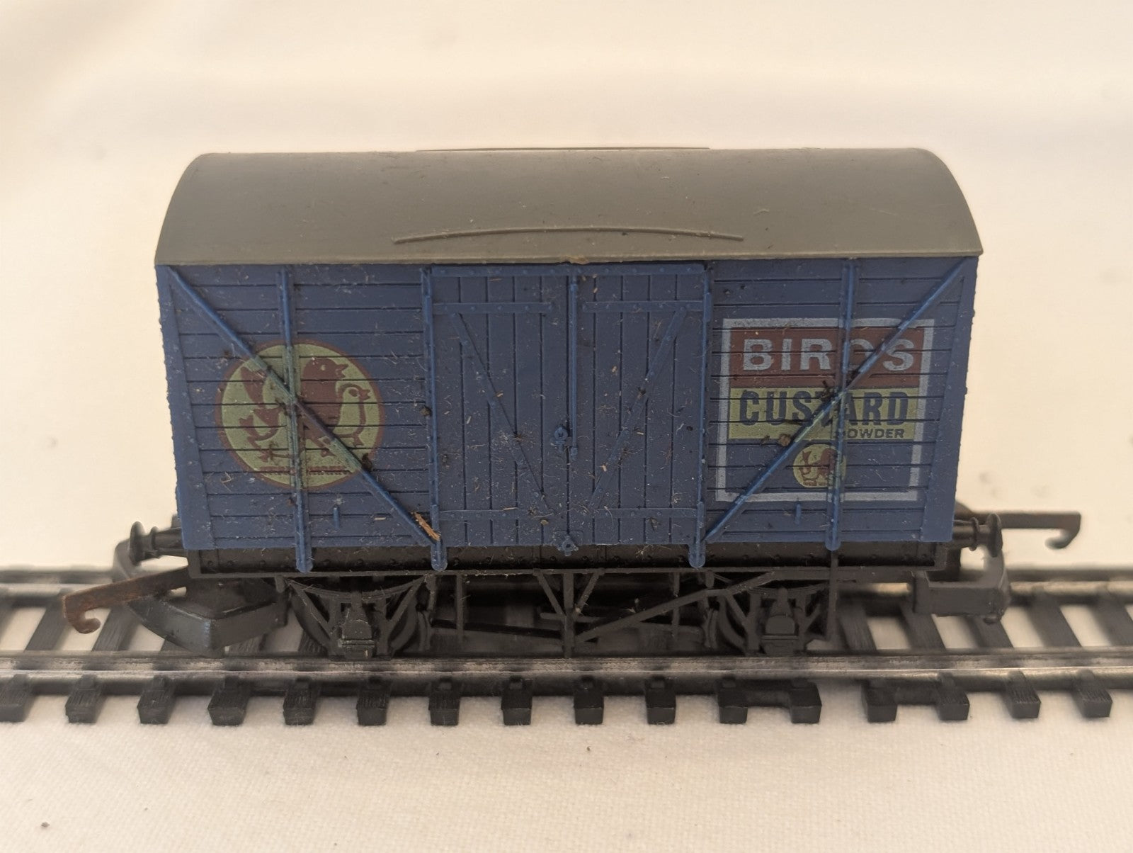 Lima 305607 OO Gauge 20 Ton Ventilated Van – “Bird’s Custard”