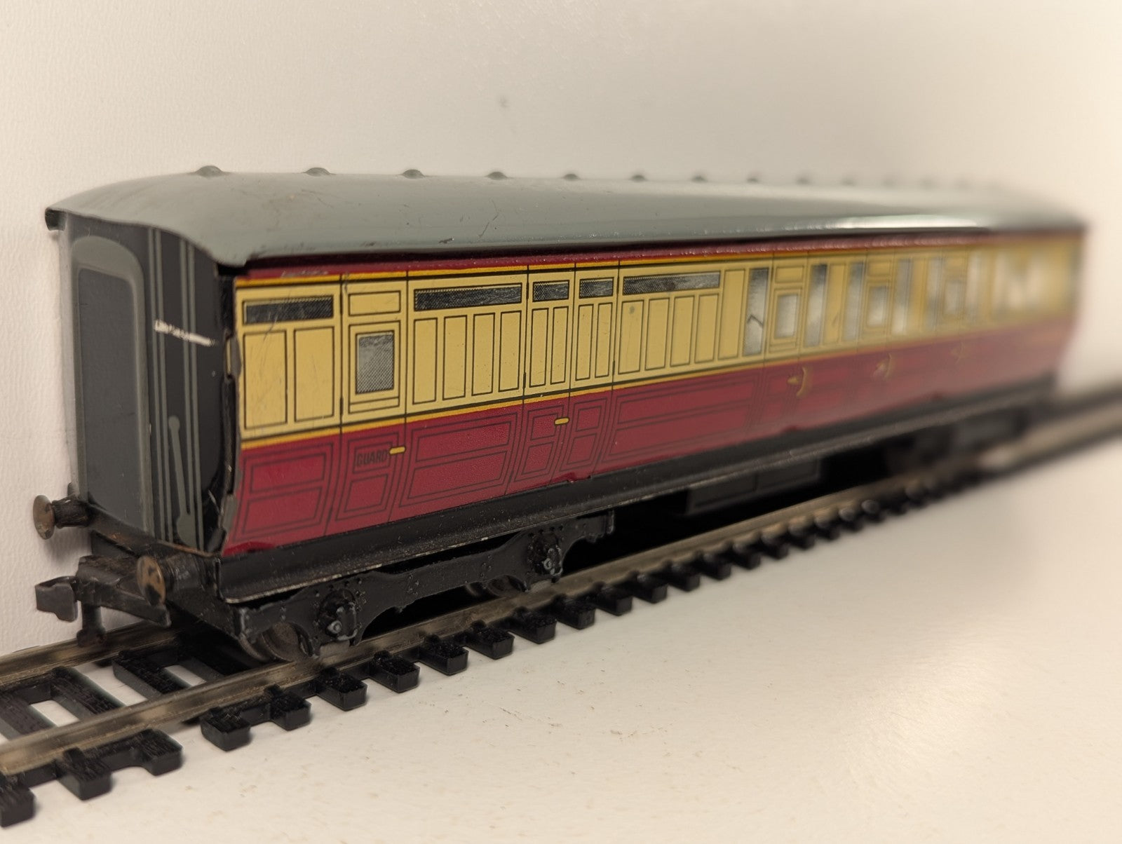 Hornby Dublo D11 E45402E Brake/Third Coach Red & Cream OO Gauge
