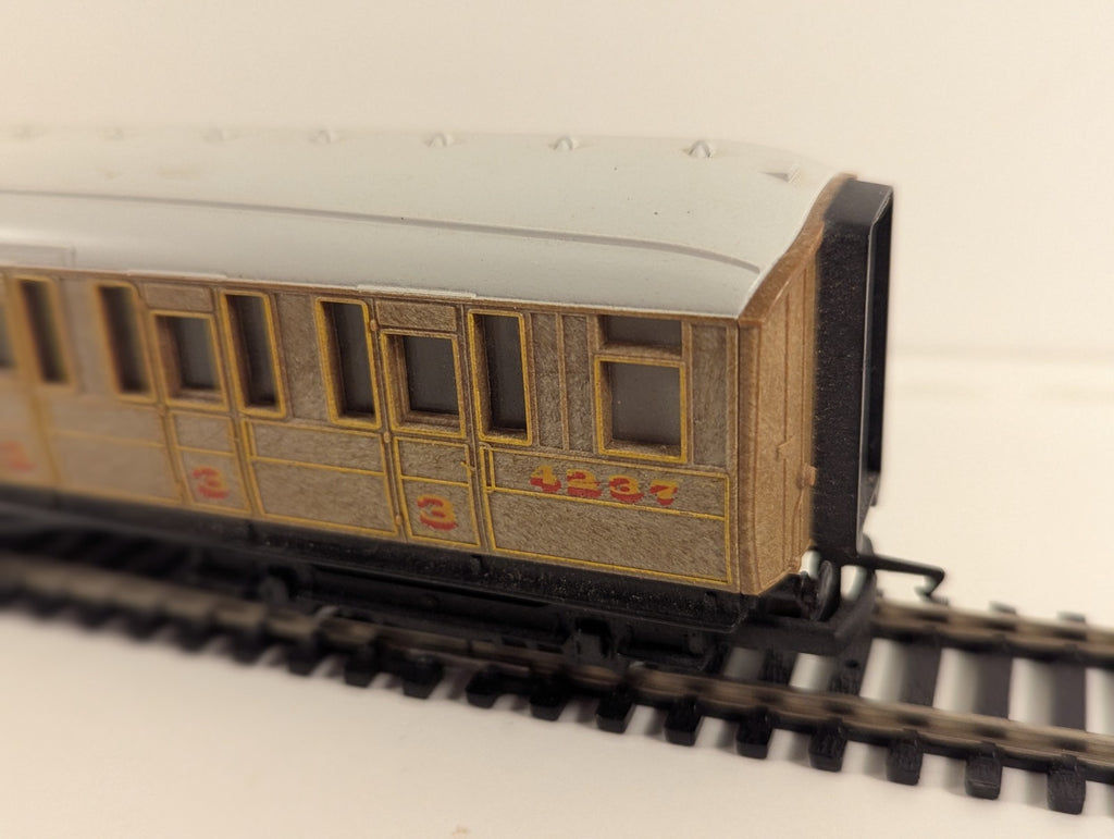 Hornby R4333 LNER Teak Brake Coach – 4237