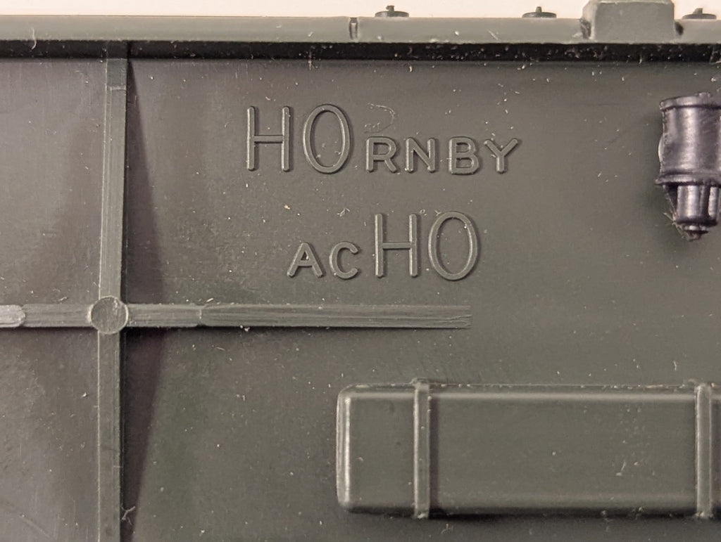 Hornby Acho HO gauge 734 Paris–Lille Green 1st Class Coach