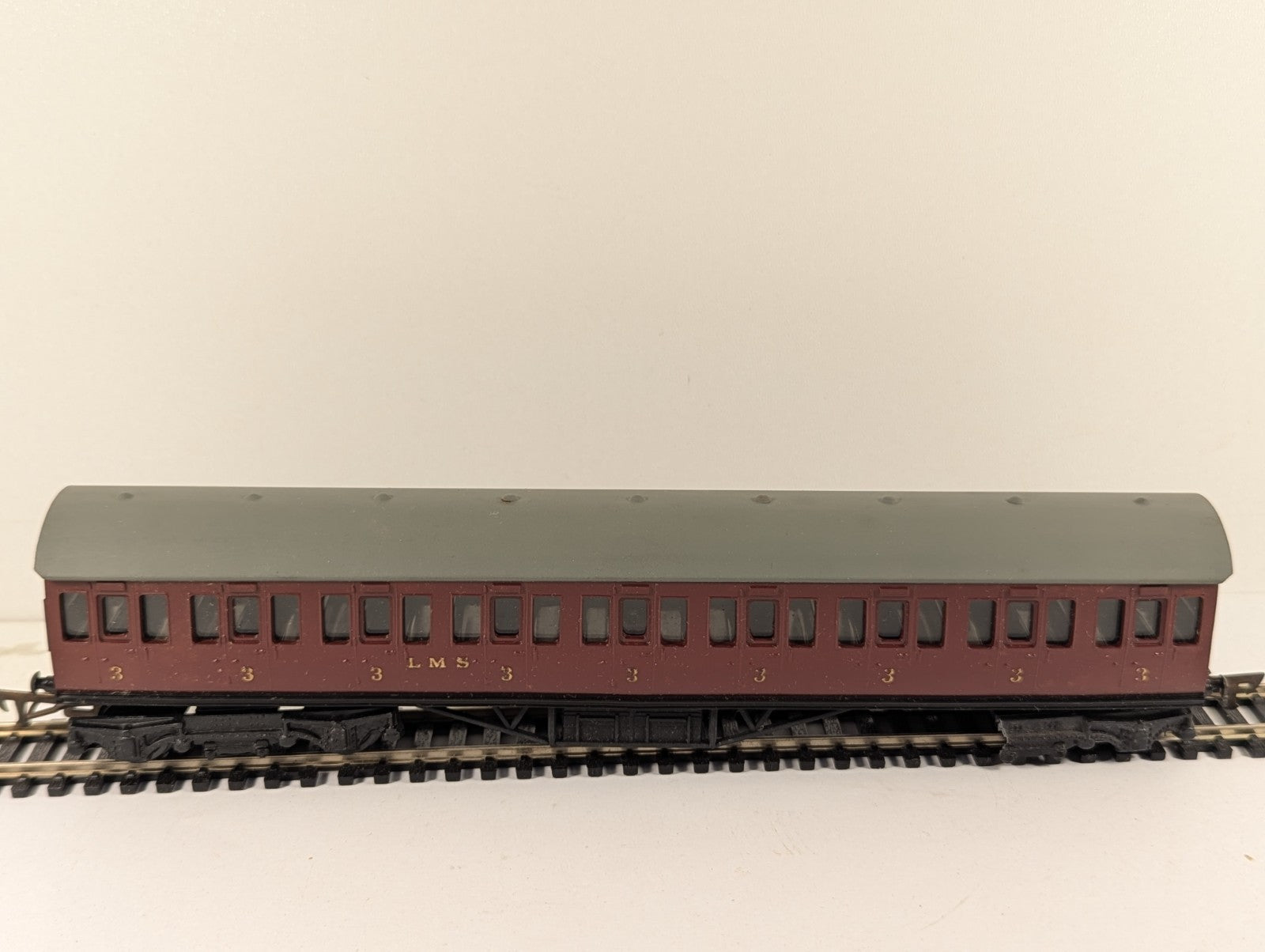 Graham Farish OO Gauge LMS 3rd Class Red Suburban Composite Coach Boxed