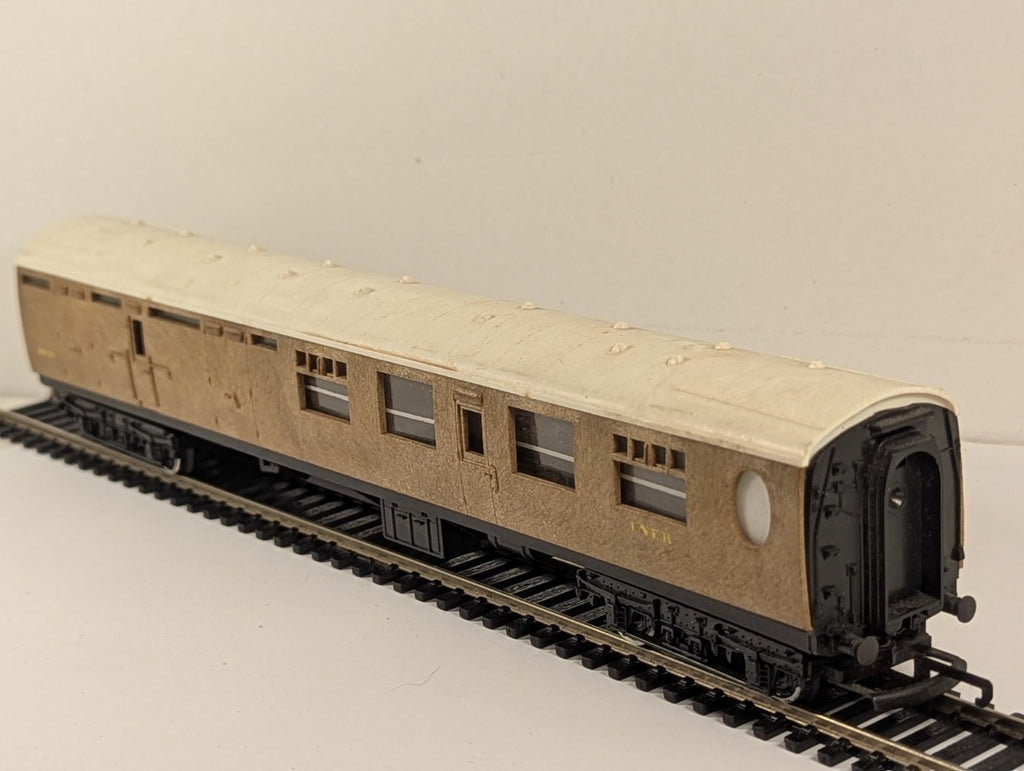 Hornby R938 OO Gauge LNER Corridor Brake Third Coach No. 1870