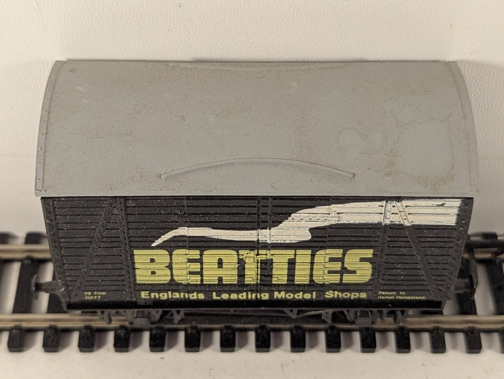 Graham Farish OO Gauge 12 Ton Ventilated Van Goods Wagon Beatties