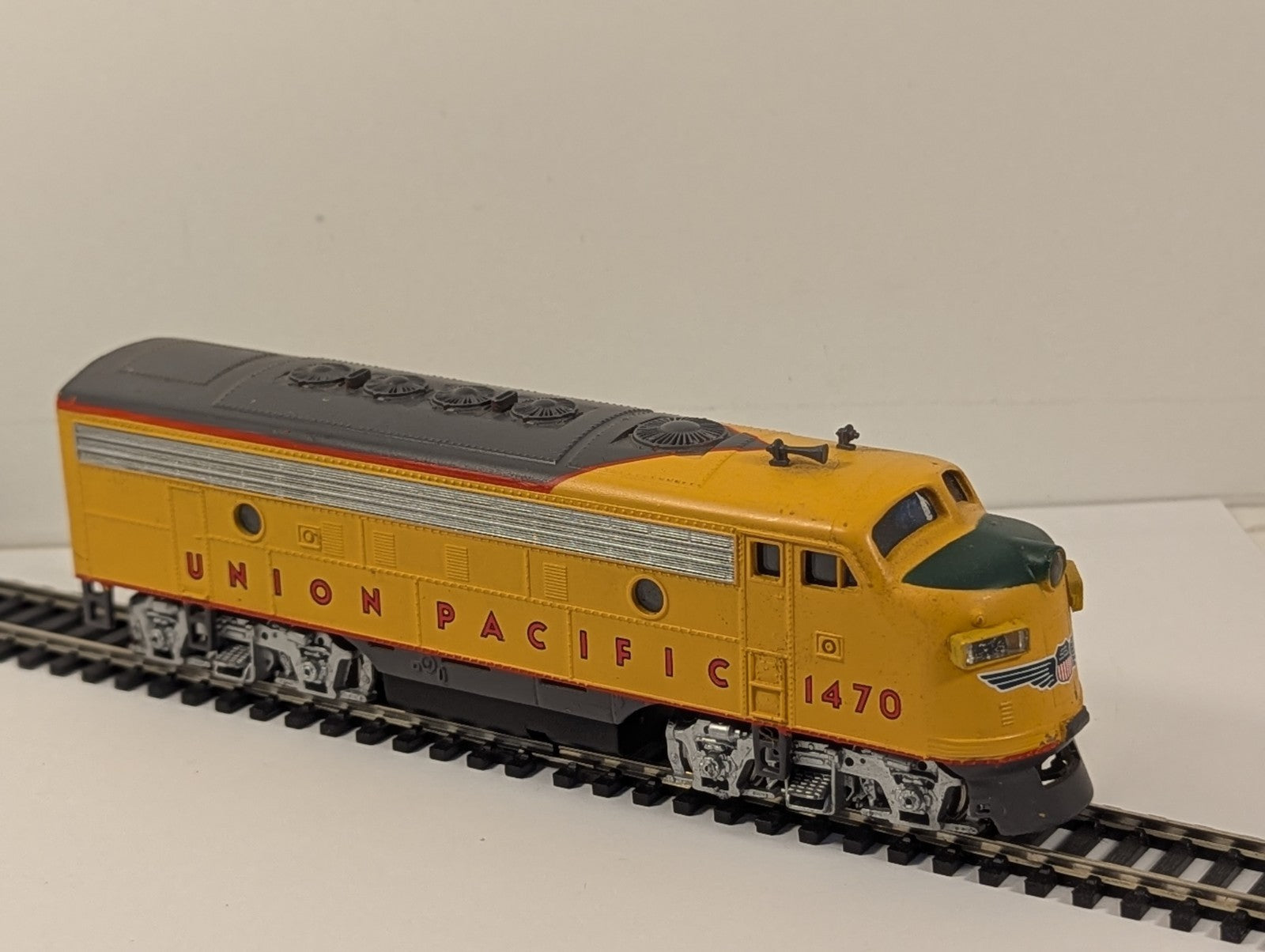 Bachmann HO Gauge EMD F9A Diesel Locomotive 1470 Union Pacific