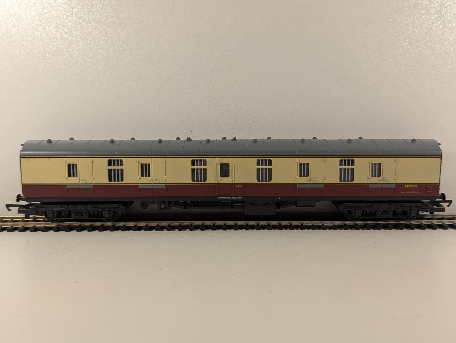Hornby R4073 BR Mk1 BG Corridor Brake Coach E80535 Maroon & Cream - Boxed