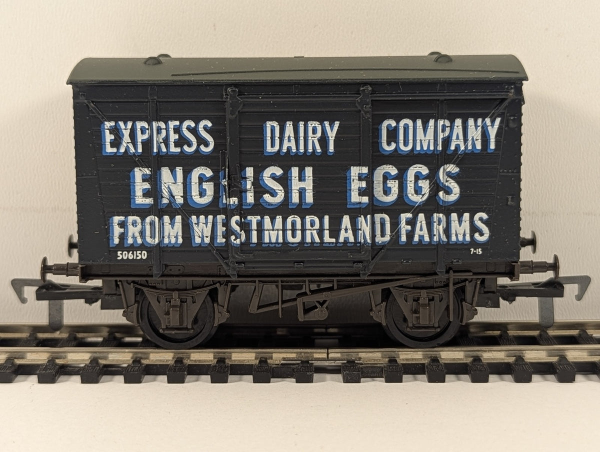 Airfix OO Gauge BR 12t Ventilated Van 'Express Dairy English Eggs' Goods Wagon