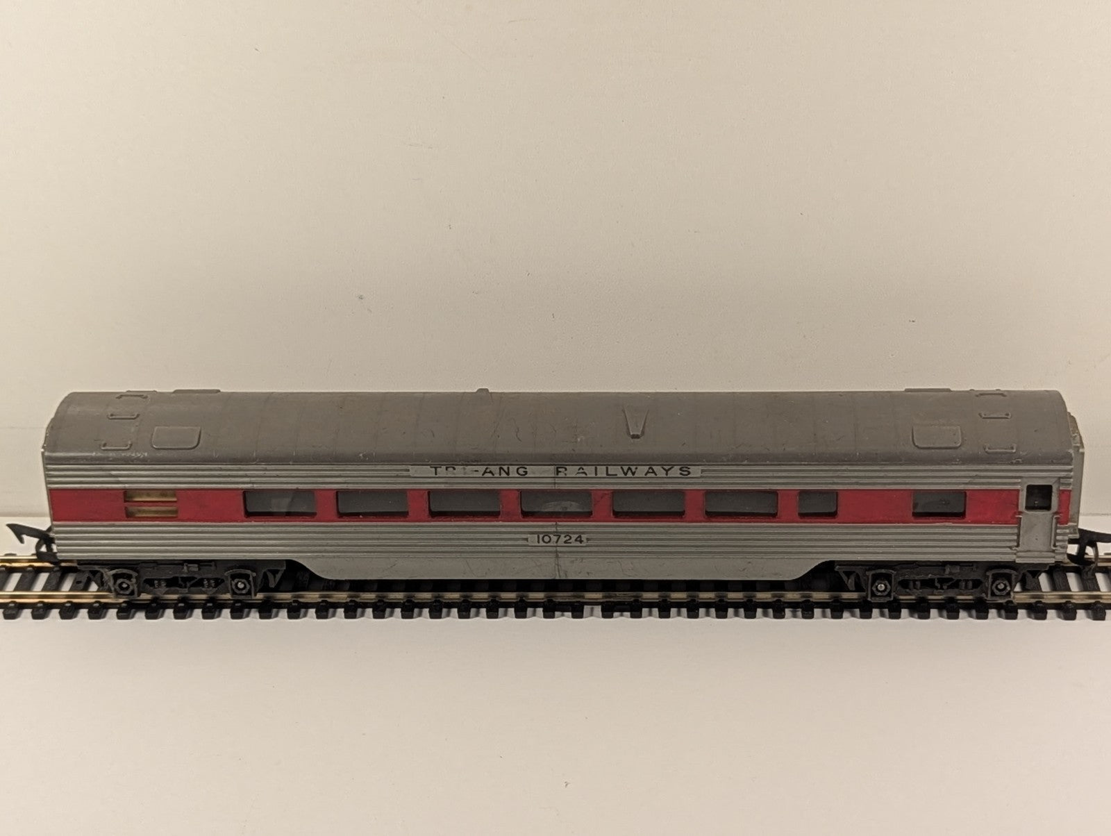 Tri-ang OO Gauge R25 Transcontinental Passenger Coach 10724