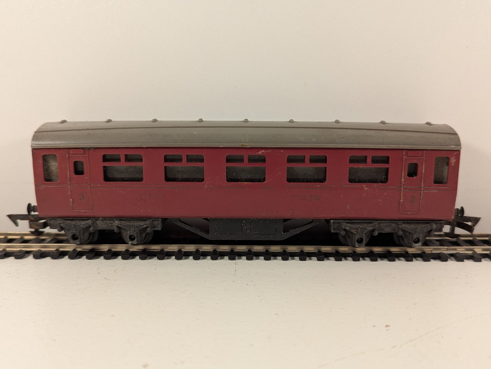 Tri-ang OO Gauge LMS Passenger Coaches