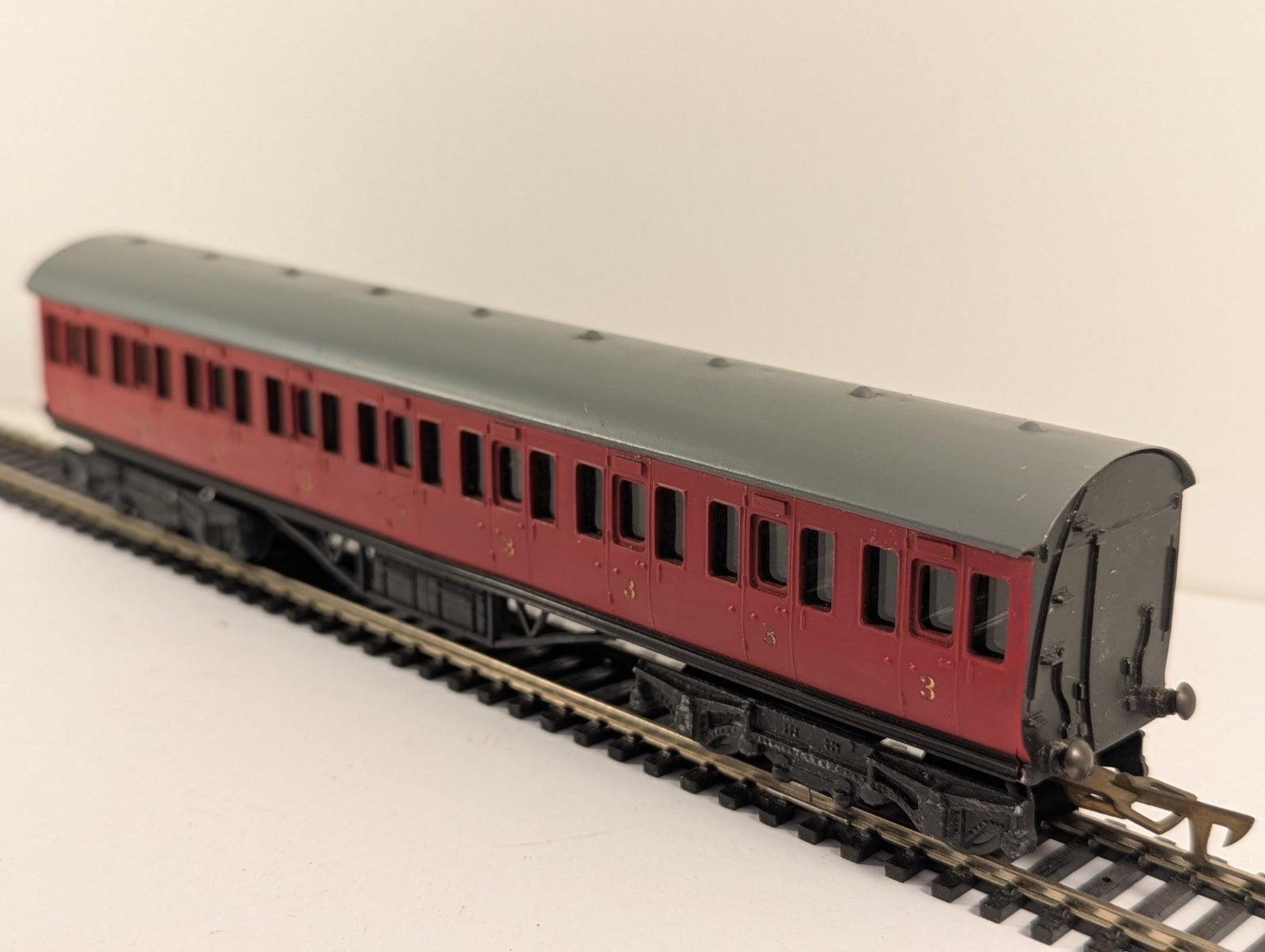 Graham Farish OO Gauge Red Freelance Suburban Bogie Coach Boxed