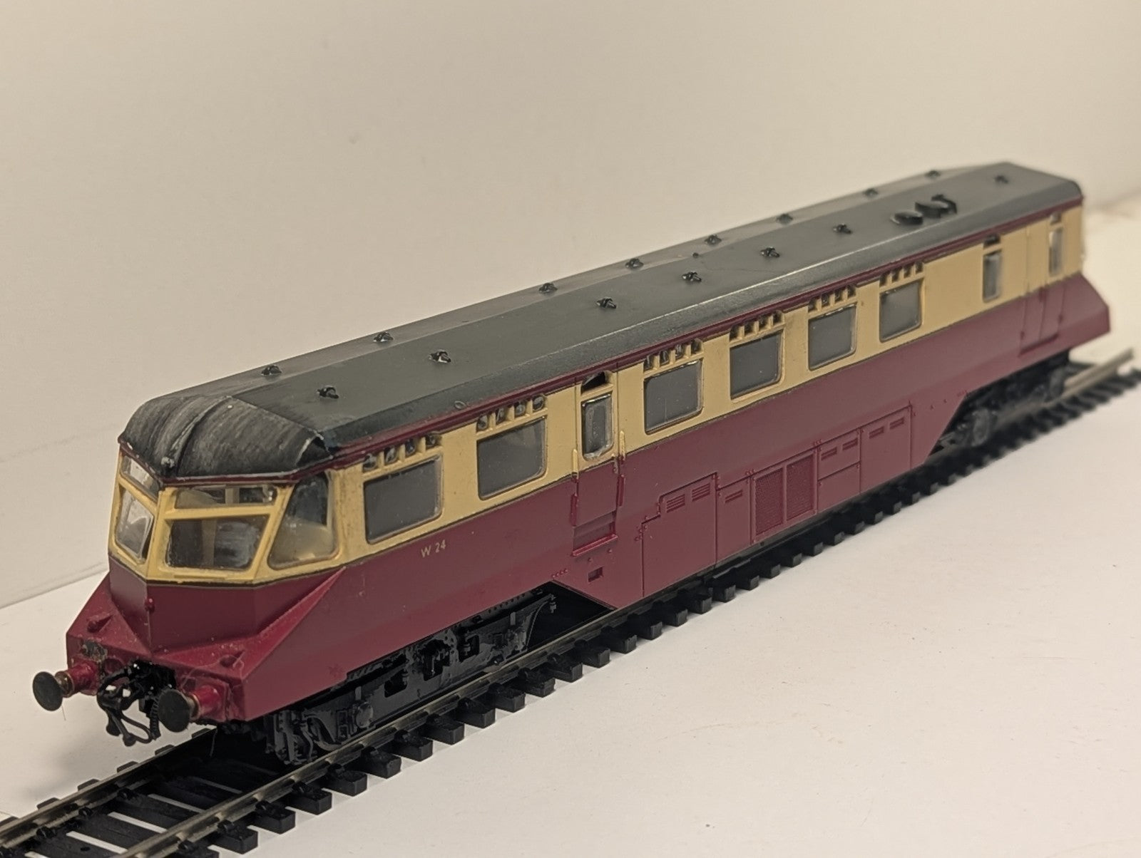 Lima L205133 OO Gauge GWR Railcar W22 in BR Crimson & Cream - Missing Buffers