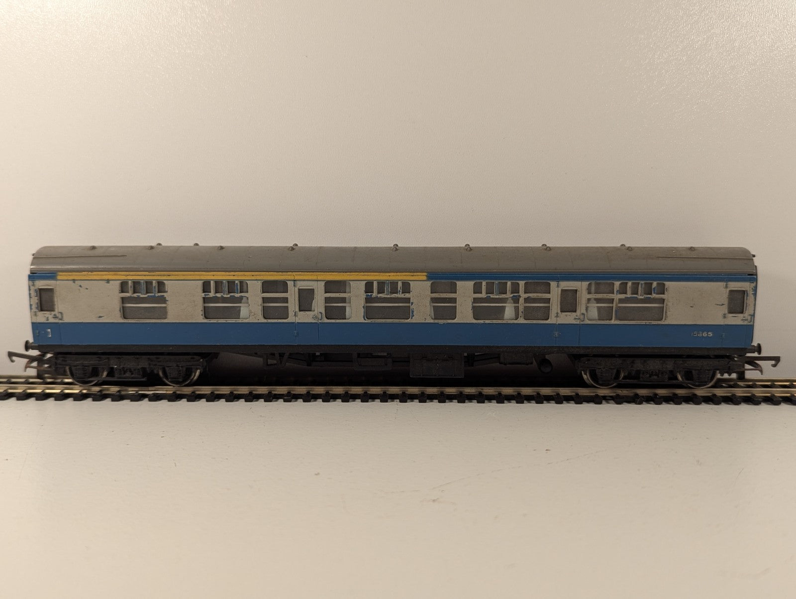Tri-ang OO Gauge BR Blue MK1 Composite Corridor Coach (Chipped Paint)