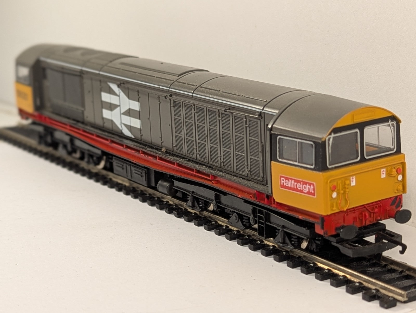 Hornby R250 OO Gauge Class 58 Diesel Locomotive 58001 Railfreight Grey