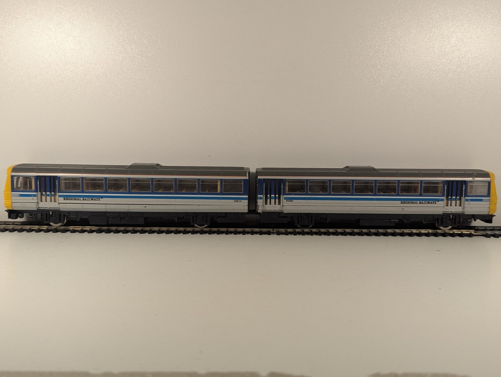 Hornby OO Gauge Class 142 Pacer 2-Car DMU Diesel Multiple Unit , Regional Livery