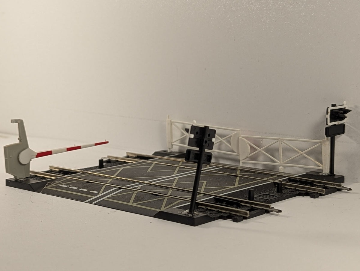 Hornby OO Gauge Double Track Level Crossing R636