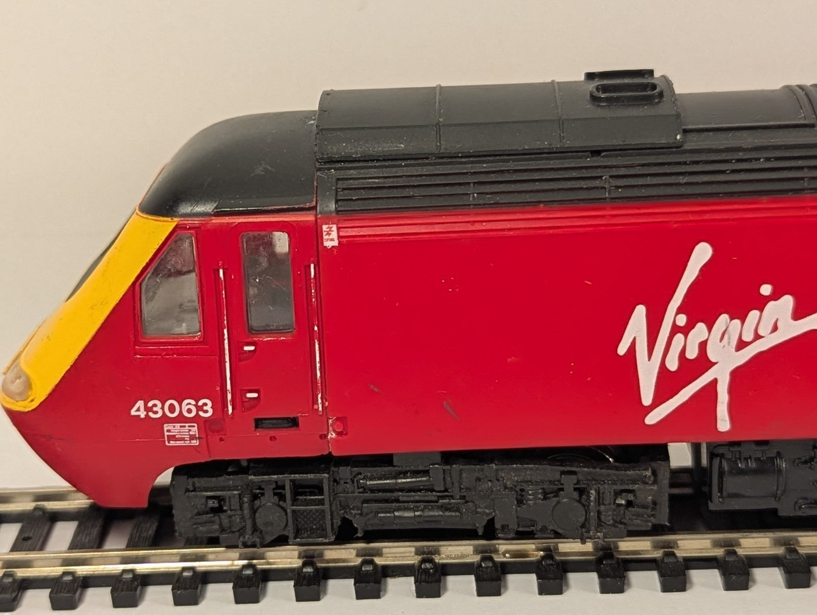 Hornby R2114 OO Gauge Virgin HST Dummy Power Car 43090