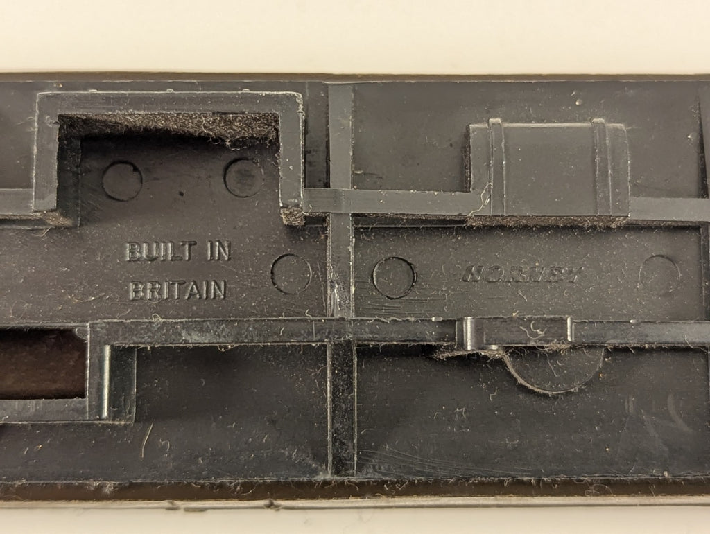 Hornby OO Gauge GWR 3rd Class Composite Coach (Chipped Paint)