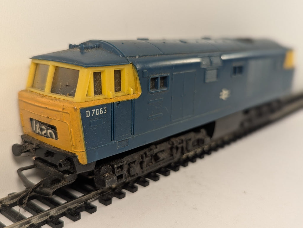 Hornby OO Gauge Class 35 Hymek Locomotive D7063 BR Blue R758 Spares or Repair