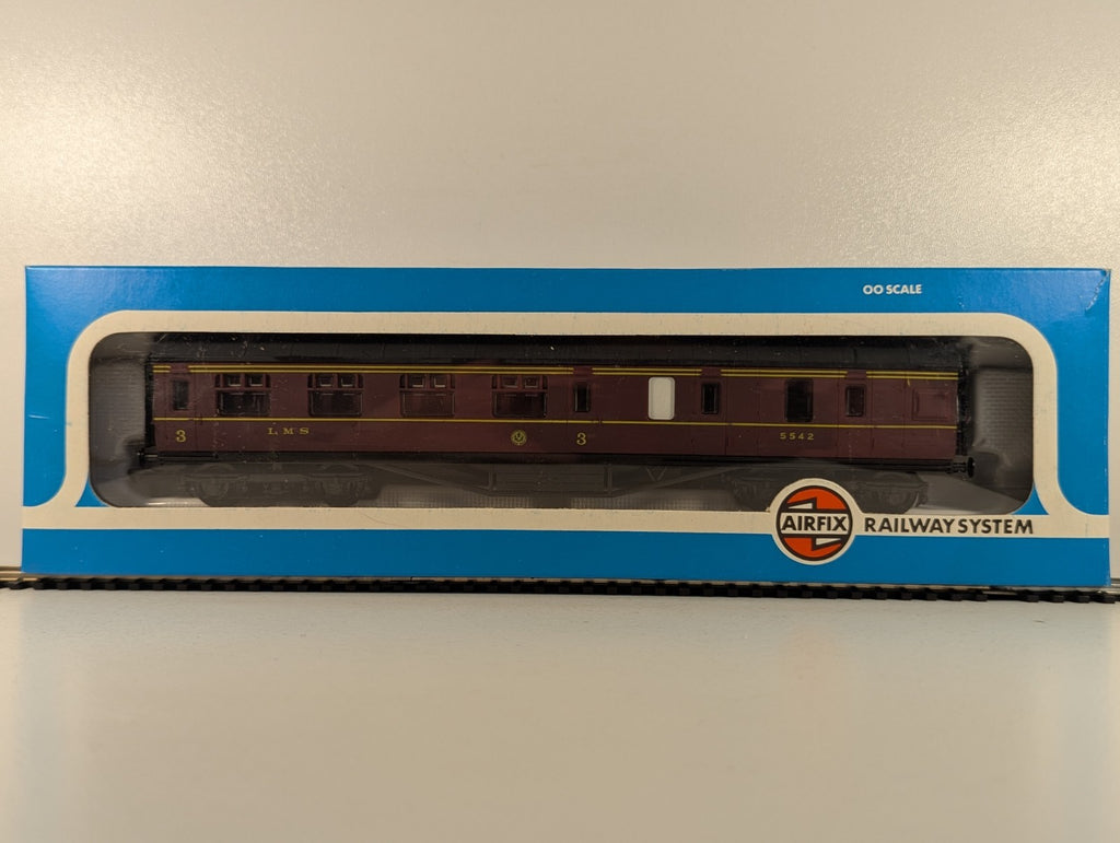 Airfix OO Gauge 57ft Brake 3rd Corridor Passenger Coach 5542 LMS Maroon