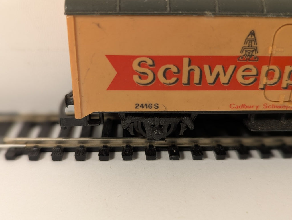 Lima OO Gauge 12 Ton Ventilated Van Goods Wagon 2416 S Schweppes 37-146