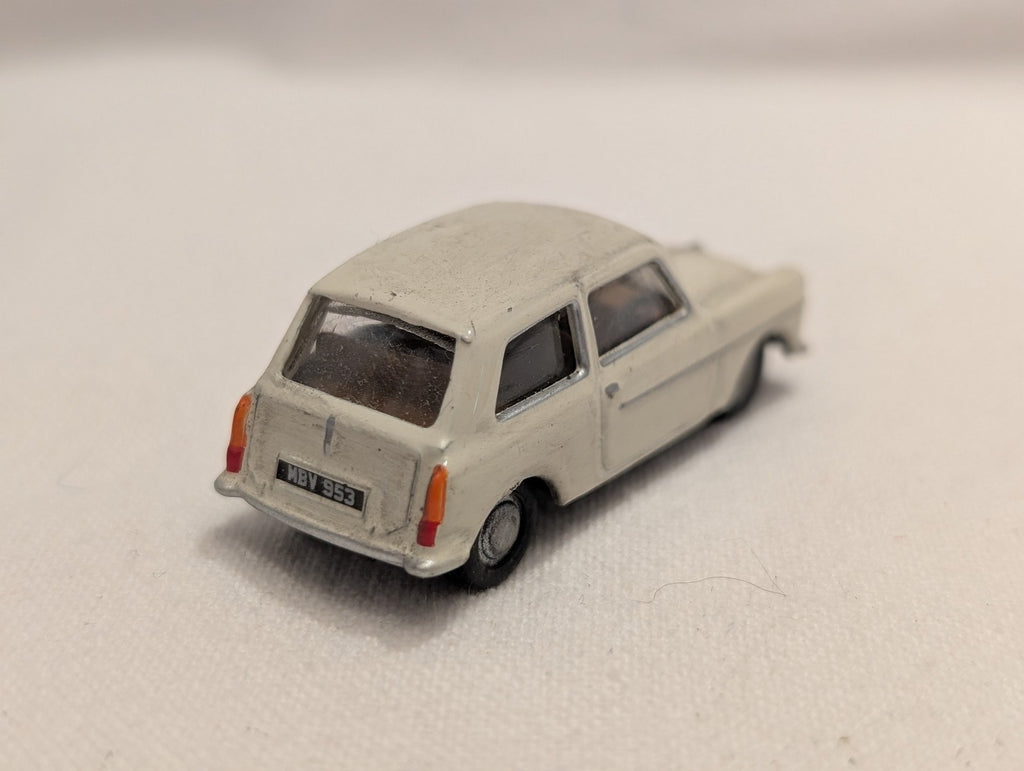 Base-Toys OO Gauge Austin A40 Farina Die-cast Vehicle MBV 953 Off-White