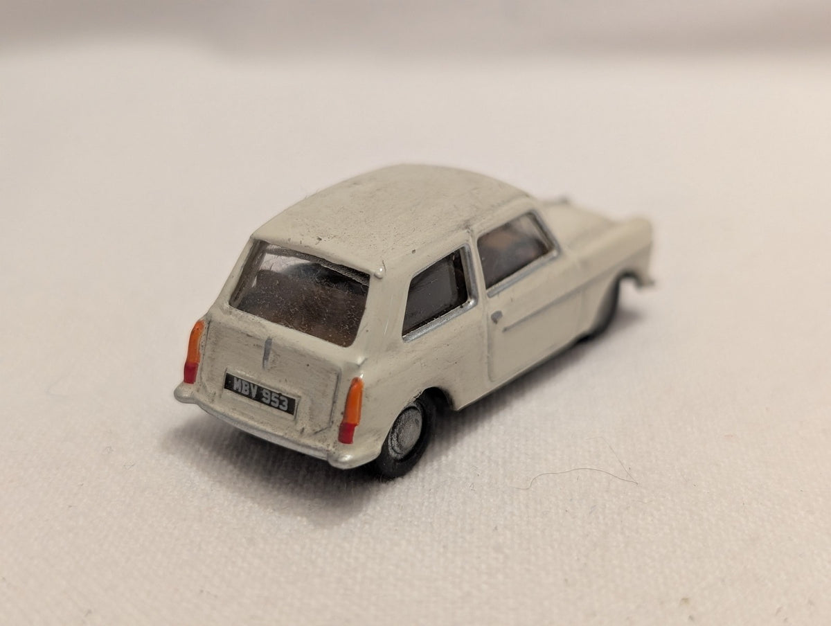Base-Toys OO Gauge Austin A40 Farina Die-cast Vehicle MBV 953 Off-White