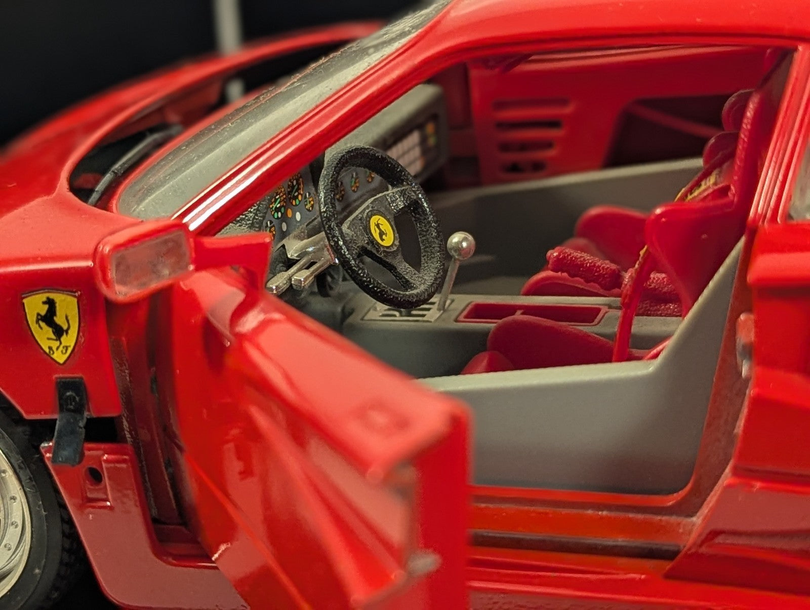 Bburago 1:18 Ferrari F40 (1987) Model Car Red 3032