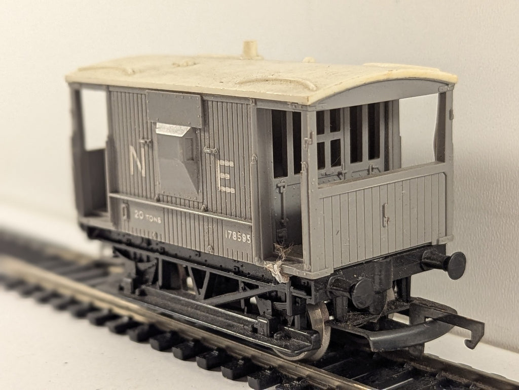Hornby OO Gauge LNER Standard 20 Ton Goods Brake Van 178595 NE Grey R124