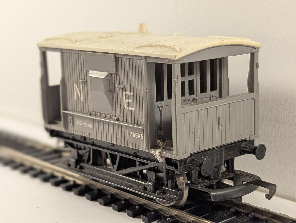 Hornby OO Gauge LNER Standard 20 Ton Goods Brake Van 178595 NE Grey R124