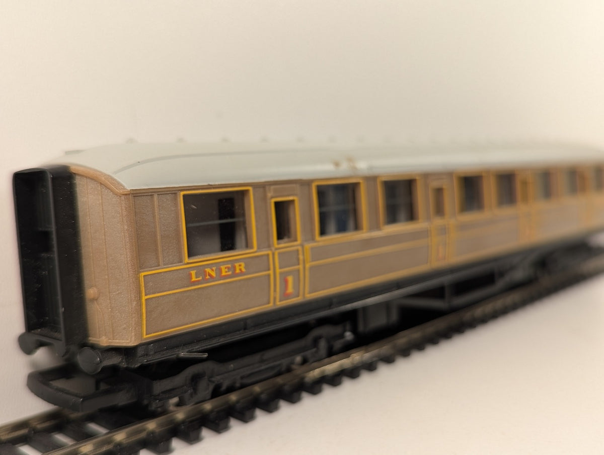 Hornby OO Gauge LNER Composite Coach Passenger Coach 22357 LNER Teak R435
