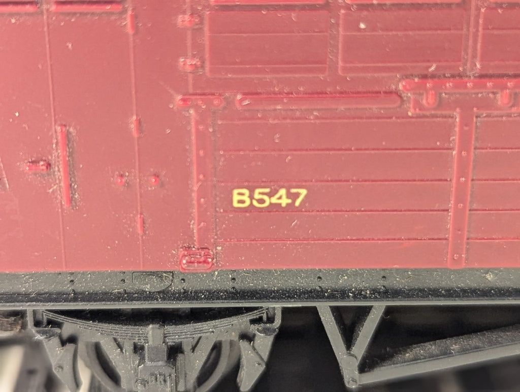 Tri-ang R123 OO Gauge BR Horse Box B547 - Maroon