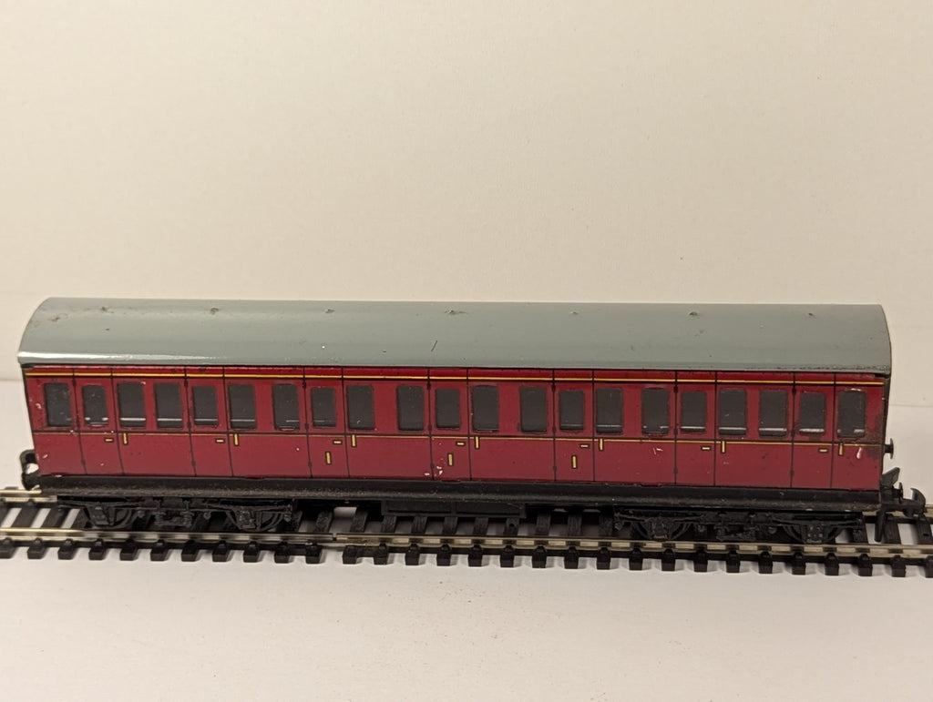 Hornby Dublo OO Gauge 32092 Maroon Suburban Coach