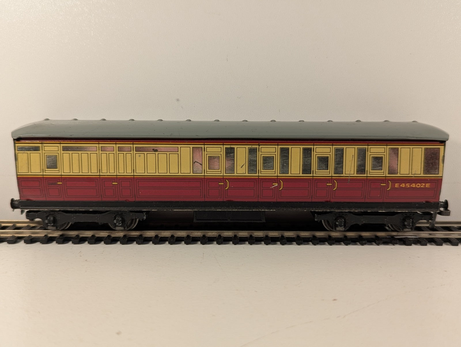 Hornby Dublo D11 E45402E Brake/Third Coach Red & Cream OO Gauge