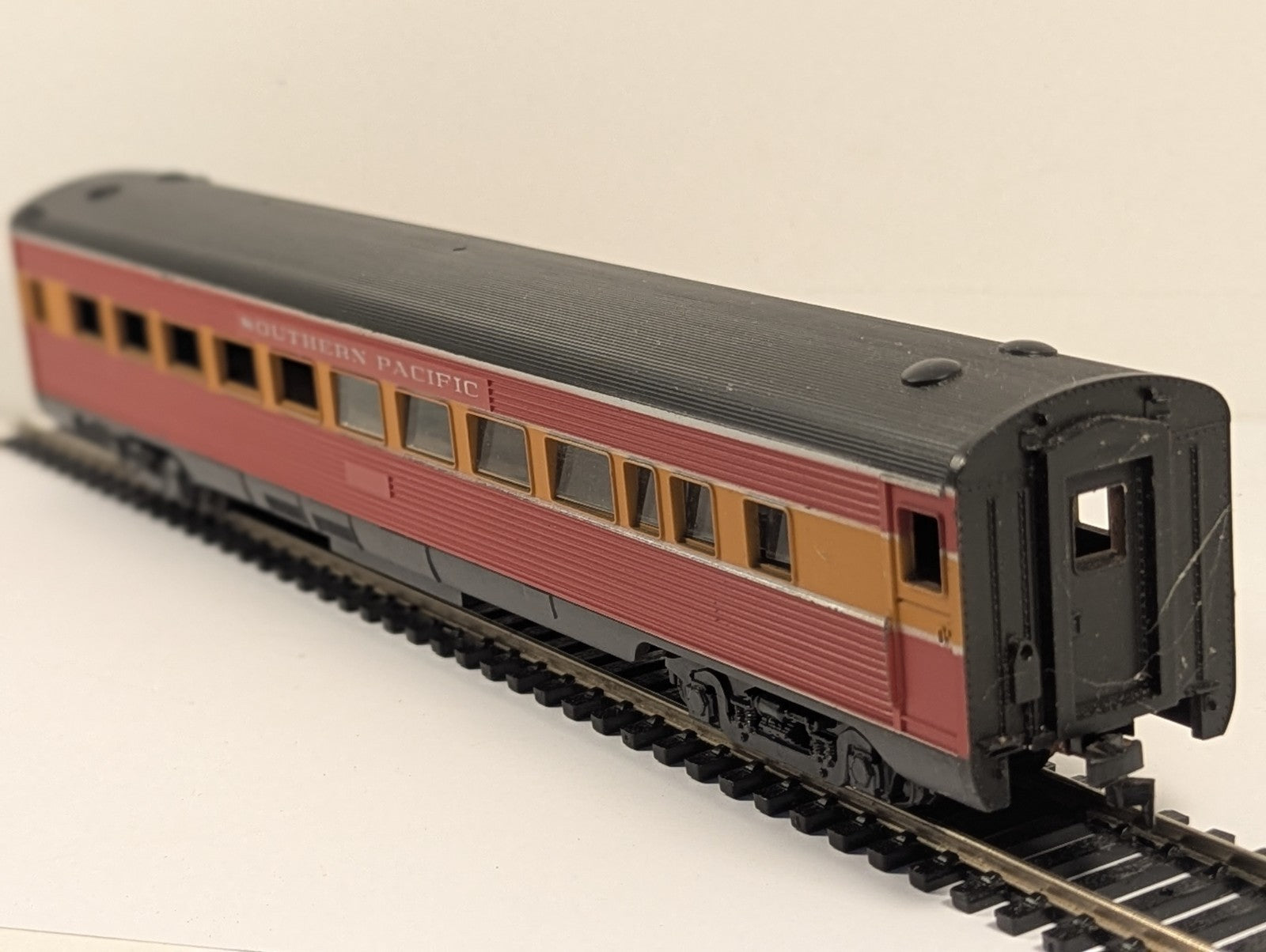 Con-Cor HO Gauge Streamlined Coach Southern Pacific Daylight