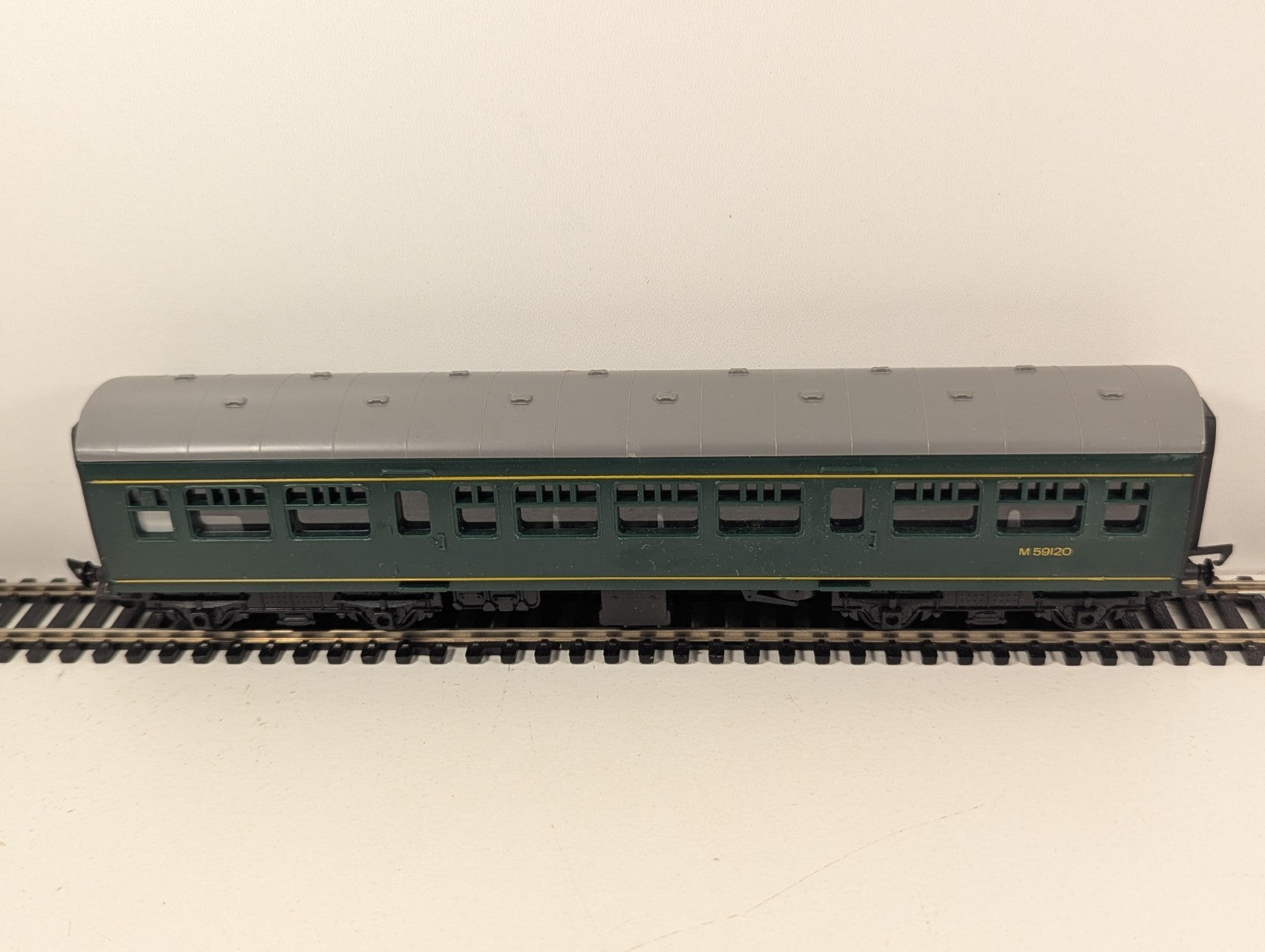 Hornby R334 OO Gauge Class 101 Metro Cammell Centre Coach M59120 – BR Green