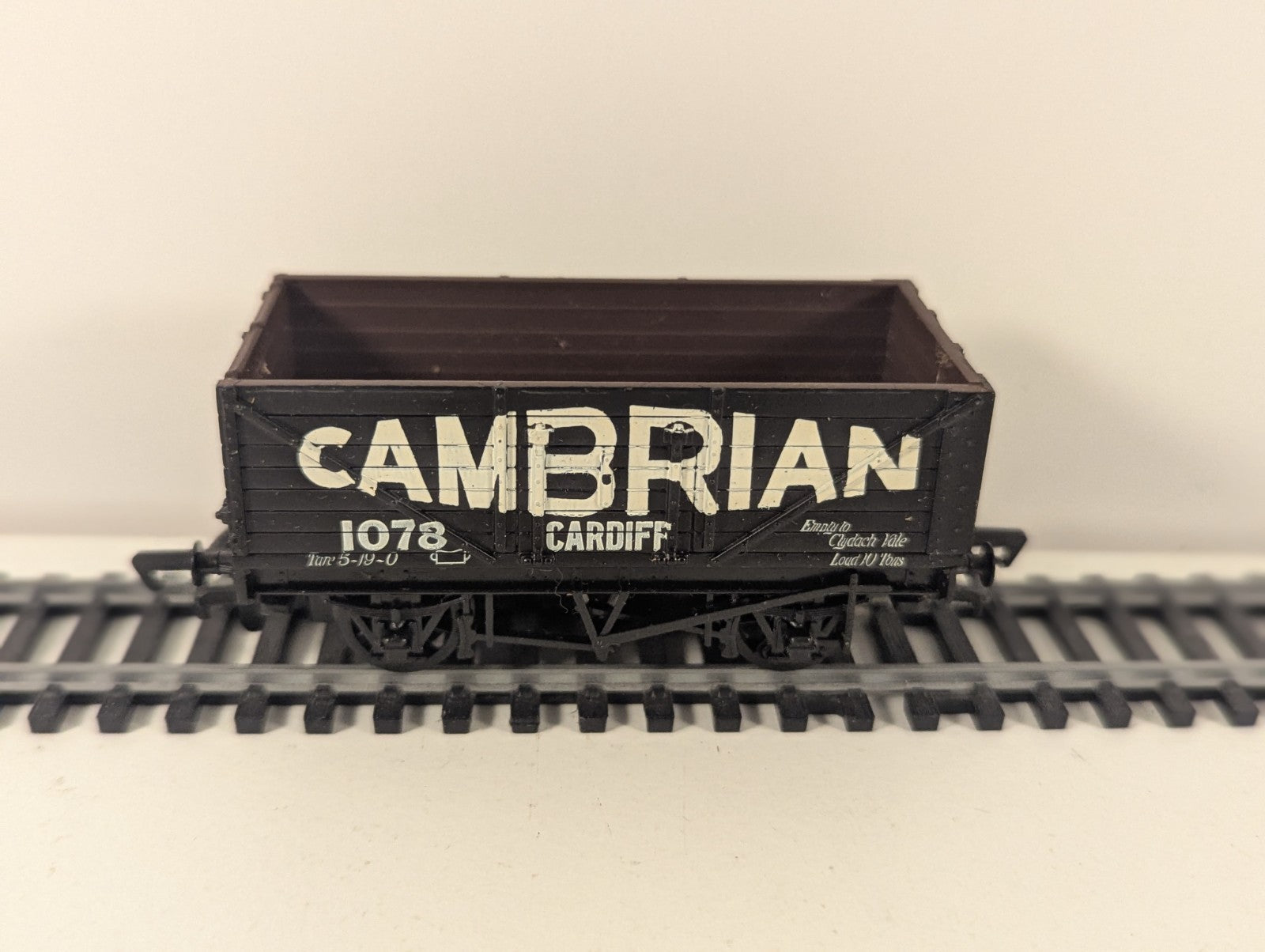Mainline OO Cambrian Cardiff 7 Plank Wagon 1078
