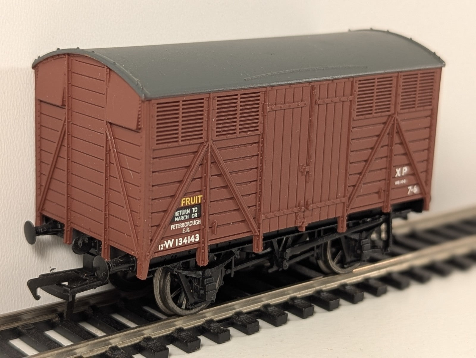 Bachmann Branchline OO Gauge 12-Ton Fruit Van