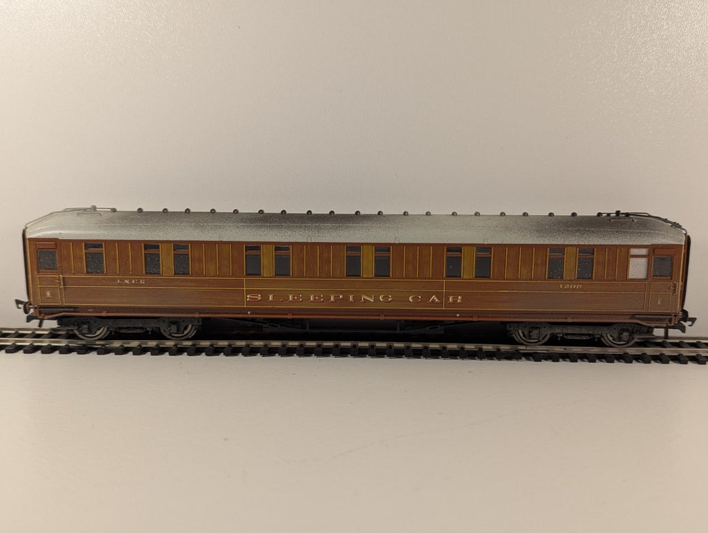 Hornby R4174 LNER 61ft 6in Corridor Sleeper Coach 1208 Teak