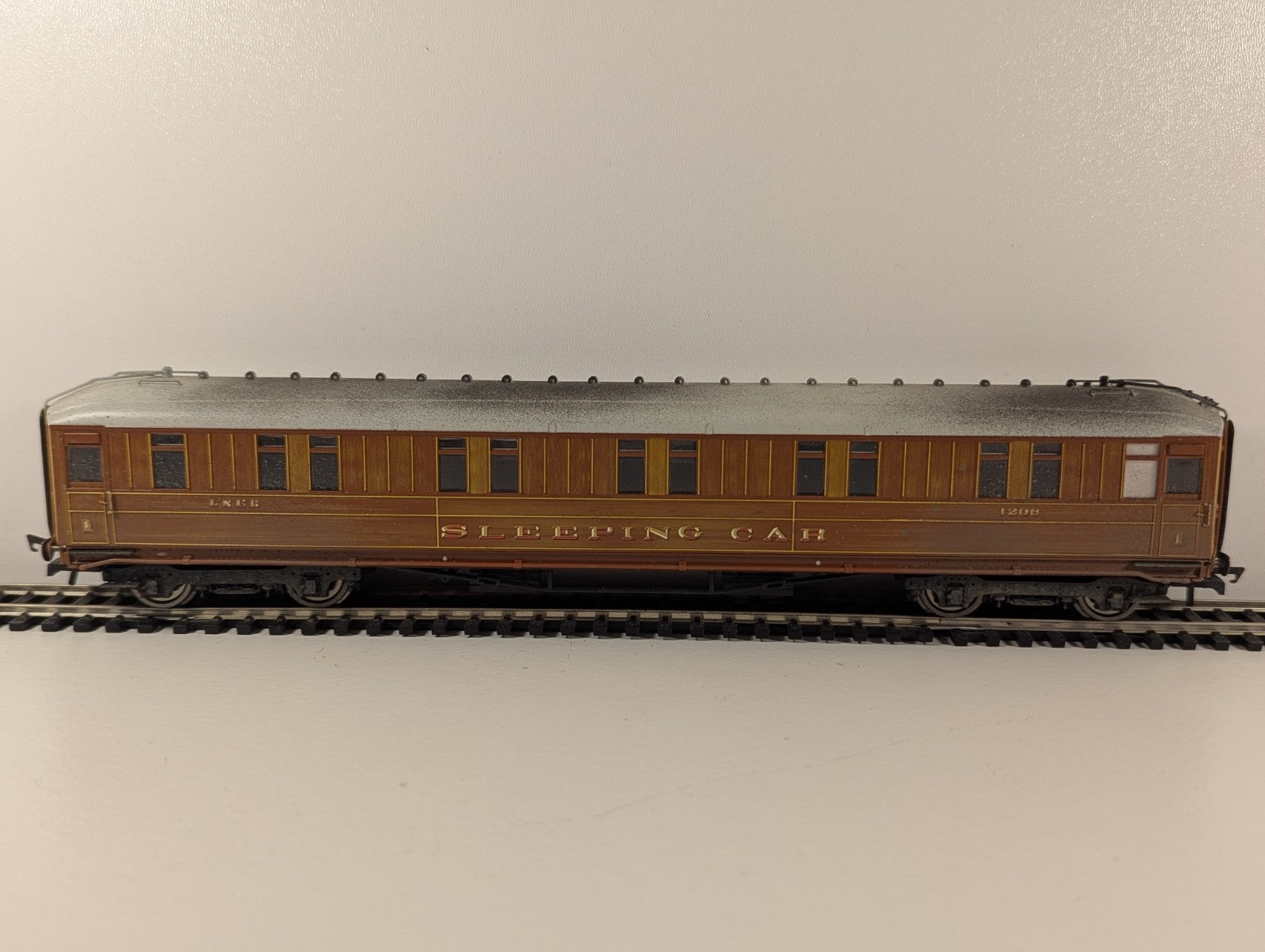 Hornby R4174 LNER 61ft 6in Corridor Sleeper Coach 1208 Teak