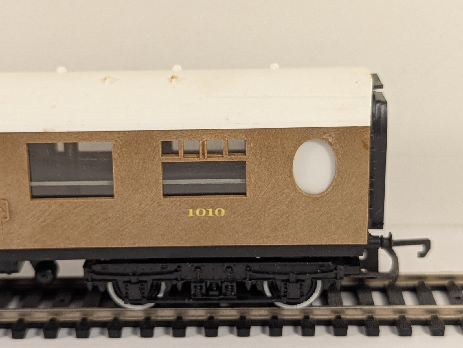 Hornby OO Gauge R435 LNER Teak Composite Coach 1010