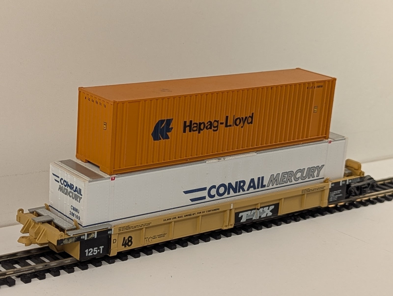 Walthers Intermodal Deep Well Thrall Car TTX with Containers