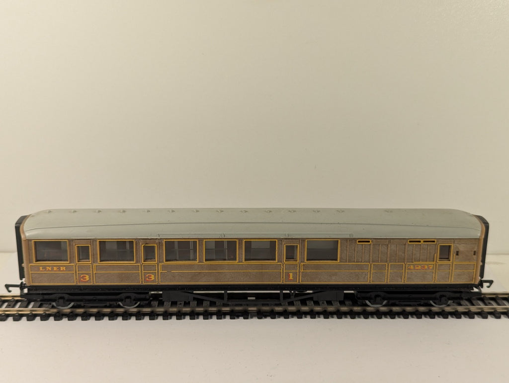 Hornby RailRoad OO Gauge LNER Teak Brake Coach