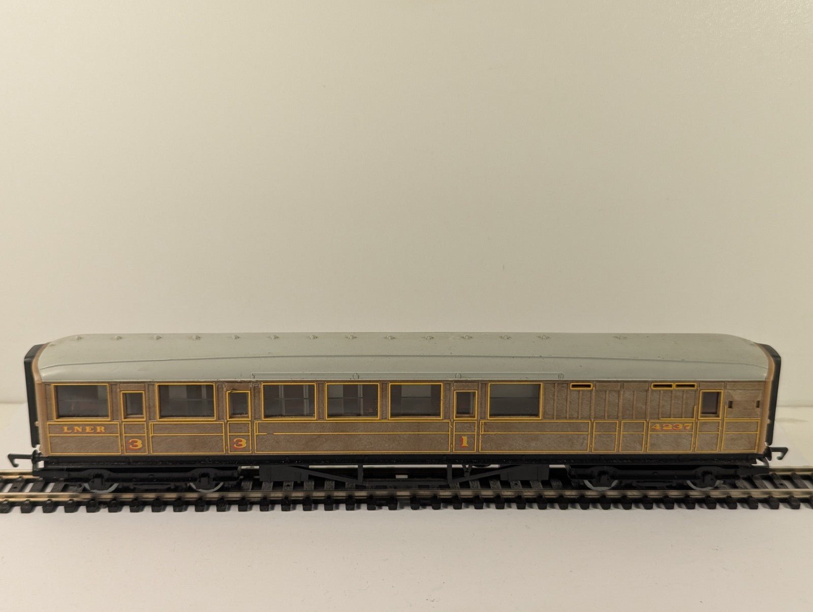 Hornby RailRoad OO Gauge LNER Teak Brake Coach